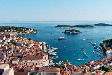 Hırvatistan 'ın Hvar adasındaki Hvar kasabası. Şehrin, limanın, yakındaki adaların ve Adriyatik Denizi 'nin üzerindeki muhteşem kuş manzarası. Geleneksel şehir mimarisi, popüler turizm gezisi merkezi.