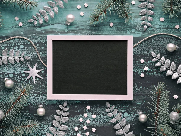 Noel Çelenkleri Cam Takılar Egzotik Eğrelti Otu Yaprakları Hafif Çelenklerle — Stok fotoğraf