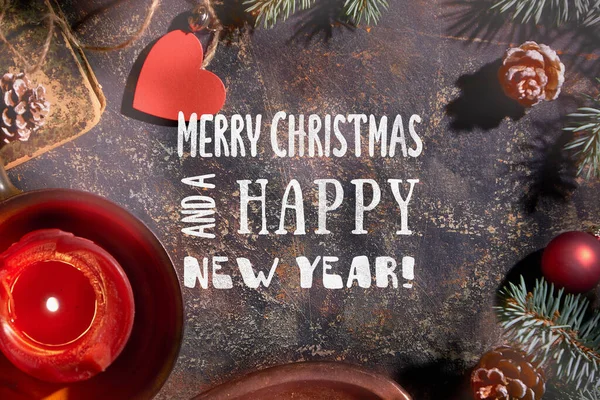 メリークリスマスとハッピーニューイヤークリスマスダークヴィンテージの背景 セラミック瓶の中の赤いキャンドル テキスト キャプション クリスマスの挨拶メリークリスマスとハッピーニューイヤーとクリスマスの背景 天然のモミの小枝とガラスのトリンク — ストック写真