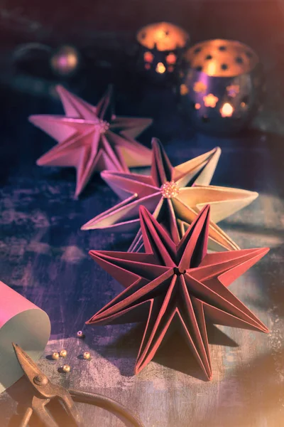 Yapımı Kağıt Yıldızlar Kendi Kendine Yapılmış Noel Süslemeleri Karanlık Arka — Stok fotoğraf