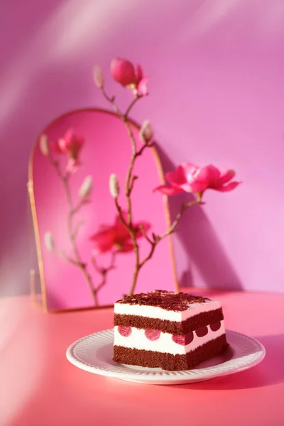 Kirazlı Çikolatalı Pasta Çatallı Bir Tabakta Çocuk Oyuncağı Bir Şişe — Stok fotoğraf