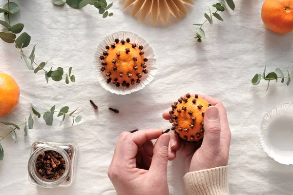 Hands Making Holding Ragrant Pomander Balls Handmade Tangerines Cloves Flat — Stock Photo, Image