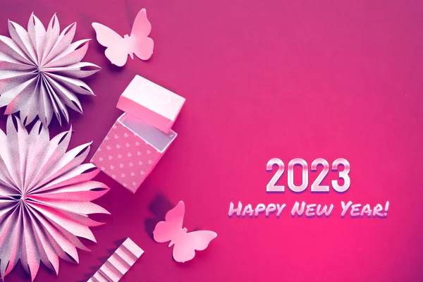 Metin 2023 Mutlu Yıllar Kağıtçılar Kelebekler Çiçekler Kelebekler Kağıt Süslemeler — Stok fotoğraf