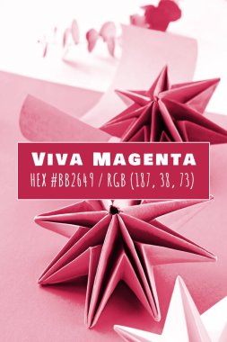 Yaşasın 2023 'ün Magenta rengi. Canlı origami kağıtları, el yapımı Noel süslemeleri. Geri dönüştürülmüş kağıttan yapılmış Xmas yıldızları.