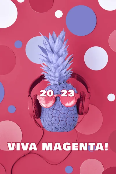 Viva Purpurová Barva Roku2023 Vtipný Ananas Namalovaný Fialově Purpurovém Pozadí — Stock fotografie