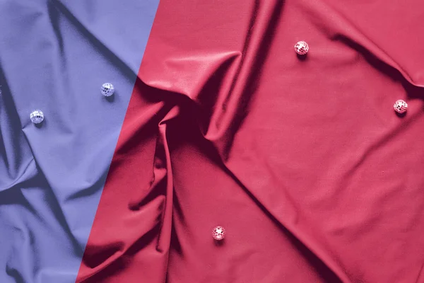 2023年的Viva Magenta颜色 洋红色和紫色分色流行纺织品背景 桌布上闪闪发亮的迪斯科球的流行顶视图 — 图库照片