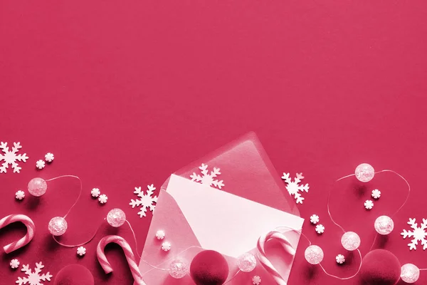 2023年的Viva Magenta颜色 圣诞贺卡 上面有糖果手杖和纸袋 圣诞背景与糖果手杖 充满活力的洋红色小饰物 顶视图 复制空间 — 图库照片