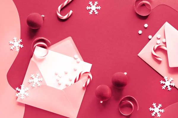 2023年的Viva Magenta颜色 圣诞贺卡 上面有糖果手杖和纸袋 圣诞背景与糖果手杖 充满活力的洋红色小饰物 平铺在纸上 — 图库照片