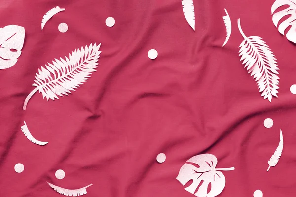 2023年的Viva Magenta颜色 在洋红色的纺织品上 装饰着奇异的纸叶子 紫红色和蕨红色的有创意的时髦平面 顶部视图 平躺在床上复制空间 最小创意造纸工艺装饰 — 图库照片