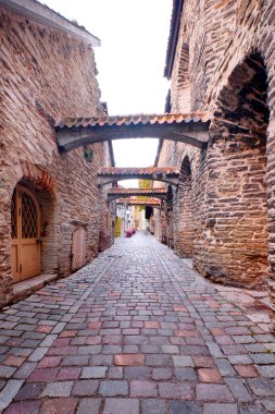 Tallinn, Estonya 'daki St. Catherine Lane' de yağmurlu bir günde taş kemerler. Tallinn, Estonya 'nın tarihi bölgesinde antik Catharine ataması