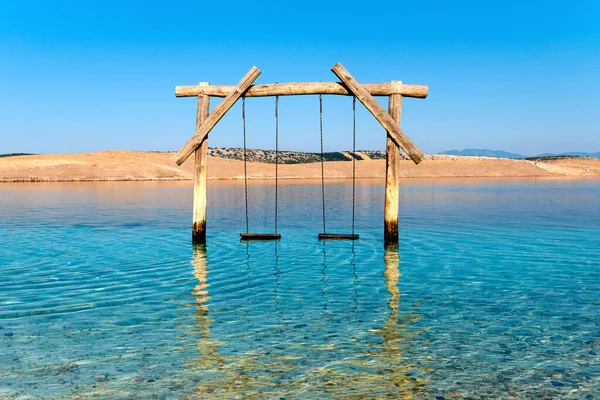 Columpio Vacío Agua Playa Guijarros Costa Adriática Croacia Island Krk — Foto de Stock