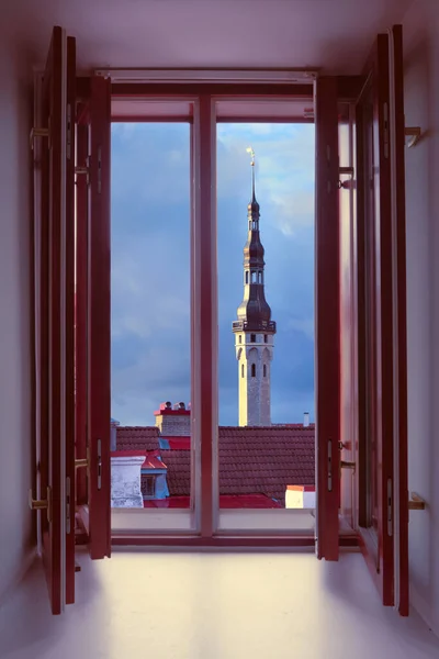 Oud Houten Raam Met Uitzicht Daken Torens Tallin Estland Uitzicht — Stockfoto