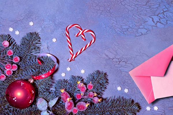 Julebaggrund Flad Med Grankviste Dekoreret Med Røde Rowan Bær Glas - Stock-foto