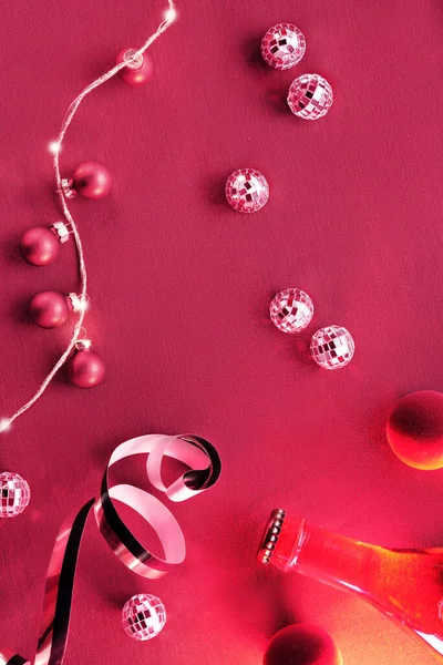 2023年的Viva Magenta颜色 深红色的圣诞背景 红丝绸纺织品衬托上带有迪斯科球 灯罩和彩灯花环的单色平面 — 图库照片