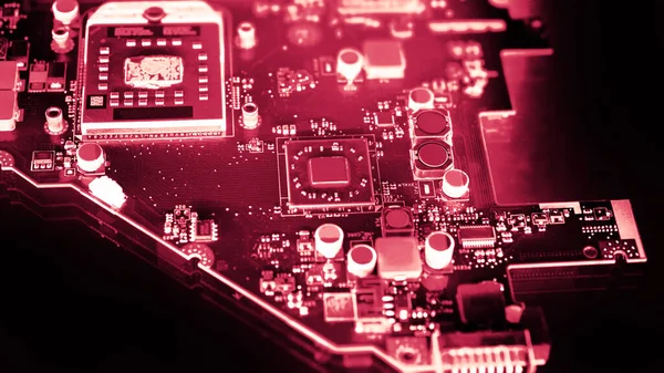 2023年のViva Magenta色 回路基板上のマイクロチップ暗い背景のマザーボード — ストック写真