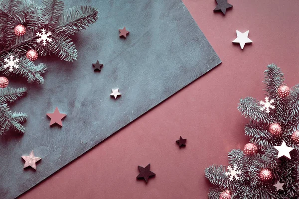 圣诞公寓里摆满了冬天的装饰品 木制的星星 纸雪花和圣诞的轻盈的花环 装饰杉树分枝在分裂的深色栗子褐色 蓝色灰色纹理背景 自制的底色装饰 — 图库照片