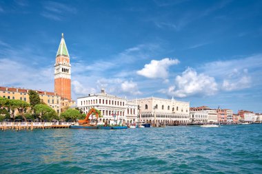 Dük 'ün sarayı ve Campanile Piazza di San Marco, Venedik, İtalya' da önlerinde deniz suyuyla. Yazın sakin güneşli bir gün, bulutlu mavi bir gökyüzü.