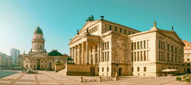 Berlin 'deki jandarma meydanında Alman kilisesi ve konser salonu aydınlık bir günde panoramik görüntü