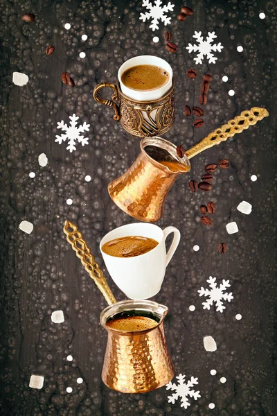 Tasapainottaminen Pyramidi Jezves Turkkilainen Kahvipannuja Kuppeja Tummanharmaa Kahvipapuja Navat Sokeria — kuvapankkivalokuva