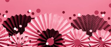 Yaşasın 2023 'ün Magenta rengi. Parti dekorlu panoramik pankart, kağıt yelpaze ve konfeti var. Modern tek renkli panorama arka planı. Kutlama, doğum günü partisi, yıldönümü süslemeleri..