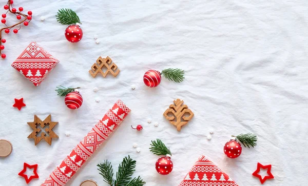 祝福ユール クリスマス ラトビアの冬祭り ラトビアの民族的なシンボルやパターン 木製のお守り 包装紙 モミの小枝や果実とギフトボックス 赤のバルト海の季節のパターン — ストック写真