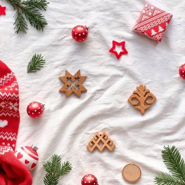 祝福ユール クリスマス ラトビアの冬祭り ラトビアの民族的なシンボルやパターン 木製のお守り 包装紙 モミの小枝や果実とギフトボックス 赤のバルト海の季節のパターン — ストック写真