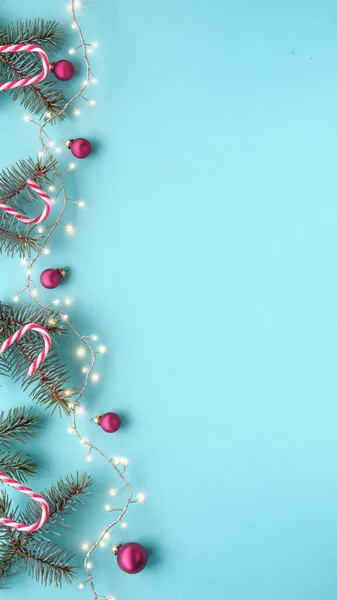 圣诞花环 挂满冷杉枝条的横幅 糖果手杖 花环和红色小饰物 俯瞰全景 平平静静 圣诞背景薄荷蓝色 带有复制空间的社交媒体故事墙纸 — 图库照片