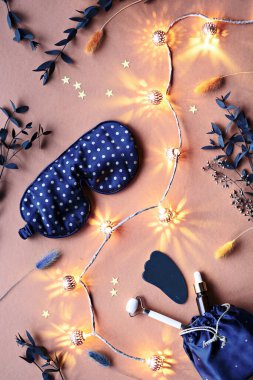 Uyku maskesi, gua sha taşı, masaj silindiri, esans serumu, yağ şişesi. Yüz bakımı rutini, sağlık terapisi geçmişi. Sağlıklı uyku, masaj, elektrikli çelenkli meditasyon aletleri ve kuru bitkiler..