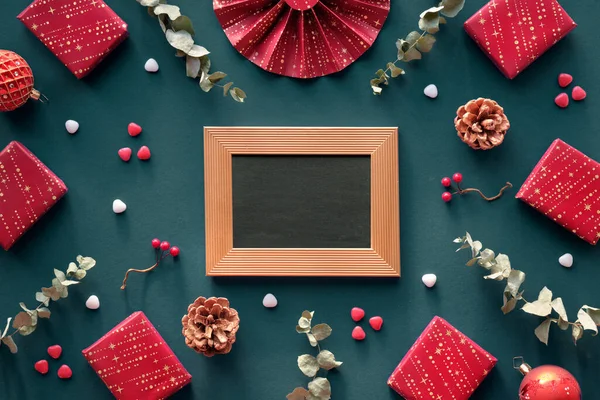 Hadiah Natal Kotak Berbaring Datar Hijau Gelap Dan Warna Merah — Stok Foto