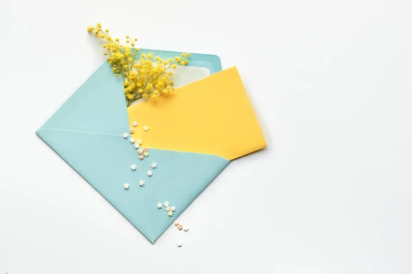 Flores Mimosa Frescas Envelope Papel Azul Com Cartão Amarelo Flat — Fotografia de Stock