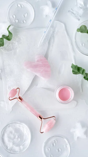 Pink Quarz Massage Roller Moisturizer Glass Petri Dish Various Glass —  Fotos de Stock