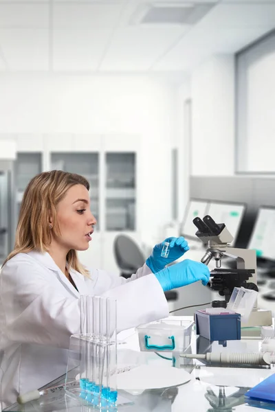 Caucasian Female Scientist Biologist Biochemist Works Research Laboratory Caucasian Worker — Stock fotografie