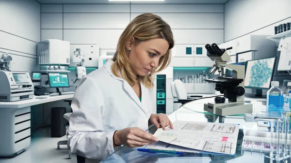 Caucasian Female Scientist Biologist Biochemist Works Research Laboratory Caucasian Worker — ストック写真