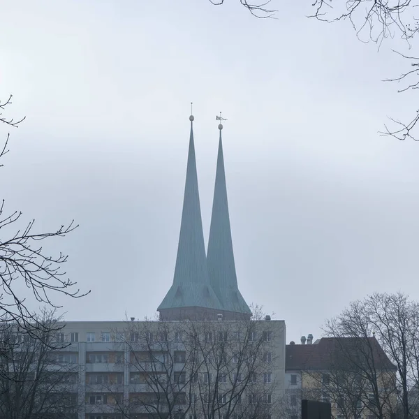 ミストに覆われたベルリンドイツの歴史地区のドイツ語で聖ニコライ教会 またはニコライ教会の2つの尖塔 — ストック写真