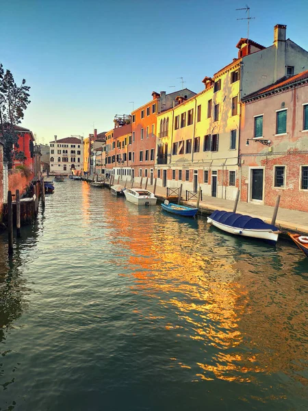 威尼斯中部的历史建筑 日落时在运河中反射出来 色调浓郁 迷失在迷宫般的街道上 欣赏美丽的建筑 运河和桥梁 — 图库照片