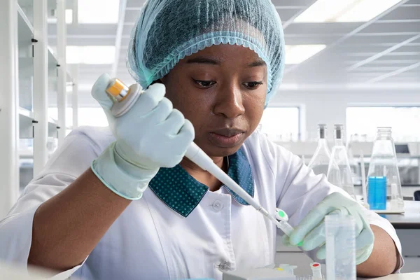 Африканская Женщина Ученый Работающая Лаборатория Исследовательский Центр Студент Медик Ученый — стоковое фото