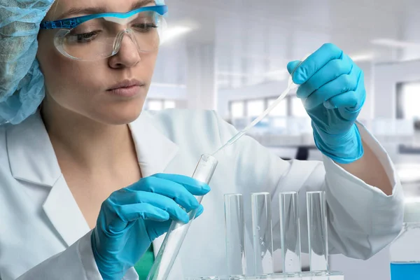 Кавказька Жінка Вчений Біолог Біохімік Працює Науково Дослідній Лабораторії Фармацевтичній — стокове фото