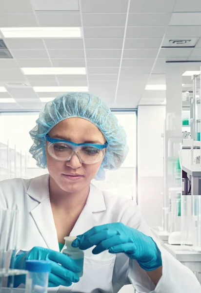 白人女性科学者 生物学者 生化学者は研究室 製薬または学術研究施設で働いています — ストック写真
