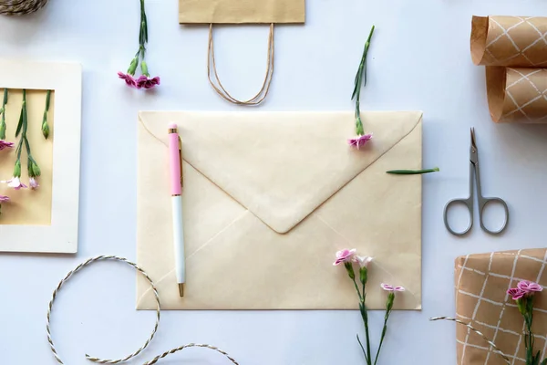 封筒と自己新鮮なカーネーションの花とグリーティングカードの概念を作った スタイルをノリング 包装されたギフト 紙のポストカード 紙封筒 コード はさみ 紫色のカーネーション — ストック写真