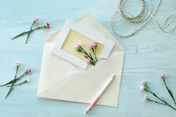 Boríték Saját Készítésű Üdvözlőkártya Koncepció Friss Szegfű Virágokkal Csomagolt Ajándék — Stock Fotó
