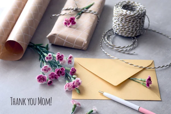 Envelope Cartão Saudação Dia Das Mães Com Flores Frescas Cravo — Fotografia de Stock