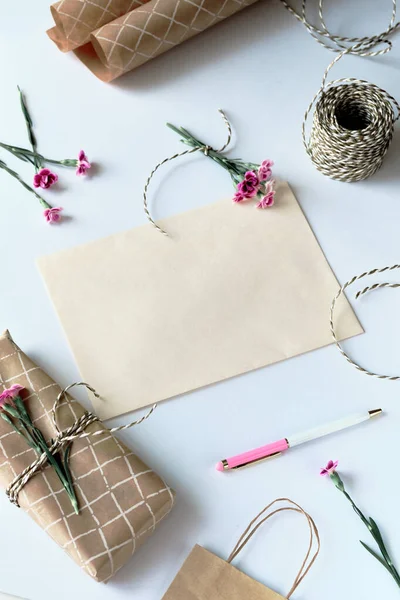 Concept Carte Vœux Avec Enveloppe Fleurs Oeillet Carte Postale Papier — Photo