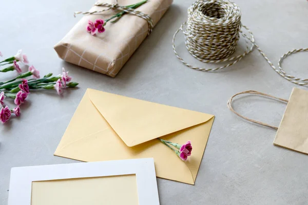 封筒と自己新鮮なカーネーションの花とグリーティングカードの概念を作った 包装されたギフト 紙のポストカード 紙封筒 コード はさみ 紫色のカーネーション — ストック写真