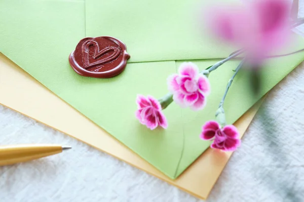 Selo Cera Envelope Com Flores Cravo Mesa Branca Auto Feito — Fotografia de Stock