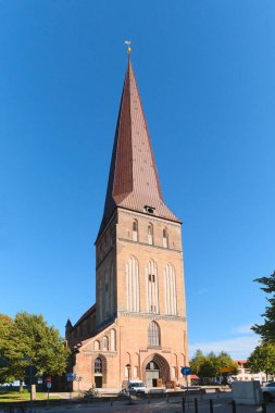 Güneşli bir günde Almanca Rostock Petrikirche veya St. Peters Kilisesi