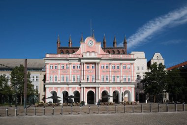 Rostock Townhall, güneşli bir öğleden sonra, mavi gökyüzü, Rostock Almanya
