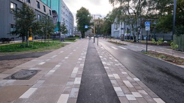 TALLINN, ESTONIA - 4 Ekim 2023: Çağdaş sokak, yeşil kentsel sürdürülebilir kalkınma, bisiklet yolları ve Estonya 'nın başkentinin modern mahallesindeki sünger bahçesi sistemi.