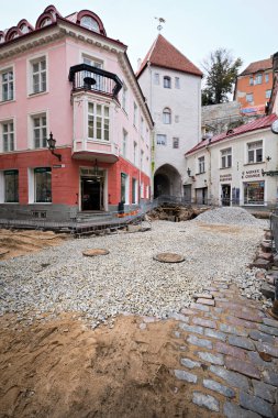 TALLINN, ESTONIA - 3 Ekim 2023: arka planda bir bina olan bir kaldırım taşı caddesi. Tallinn şehir merkezinde yol onarımı veya yenileme, Estonya.