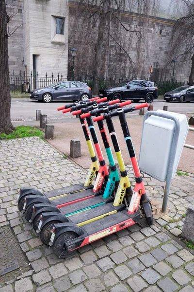 Liege Belgium Feruary 2023 Kaldırımda Renkli Bir Dizi Elektrikli Scooter — Stok fotoğraf