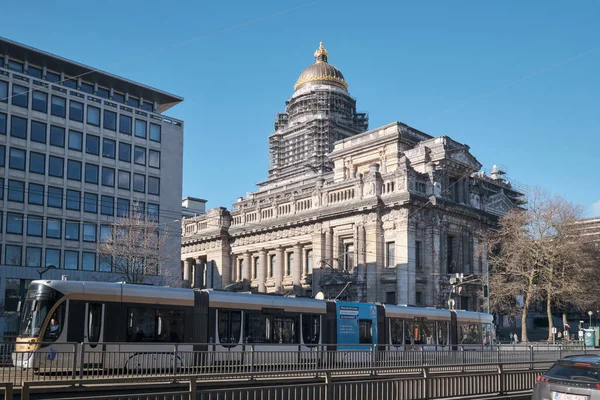 Brussels Belgium Fberuary 2023 Трамвай Коліях Перед Палацом Правосуддя Велика — стокове фото